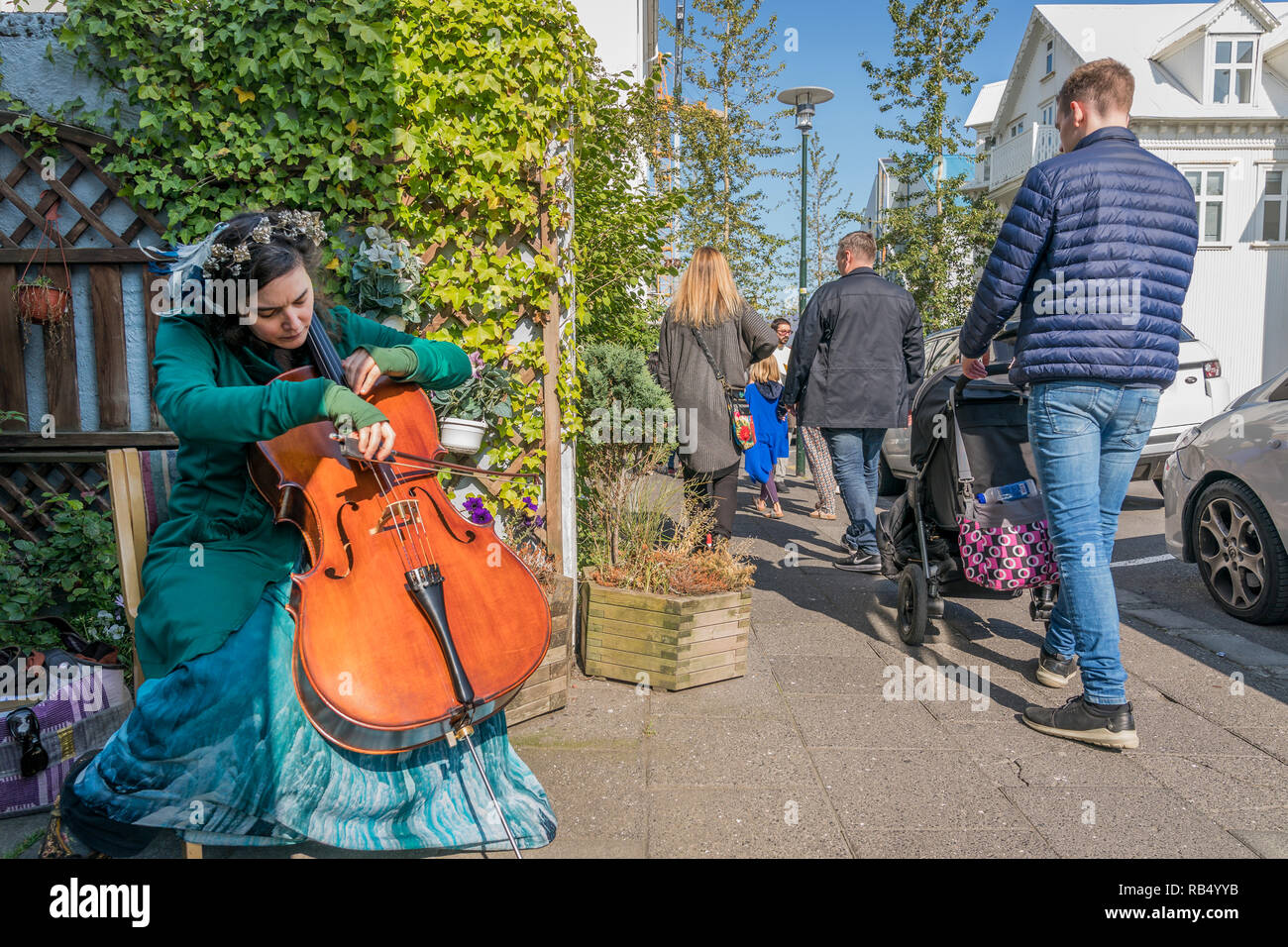 Jouer du violoncelle, Summer Festival, Journée Culturelle, Reykjavik, Islande Banque D'Images