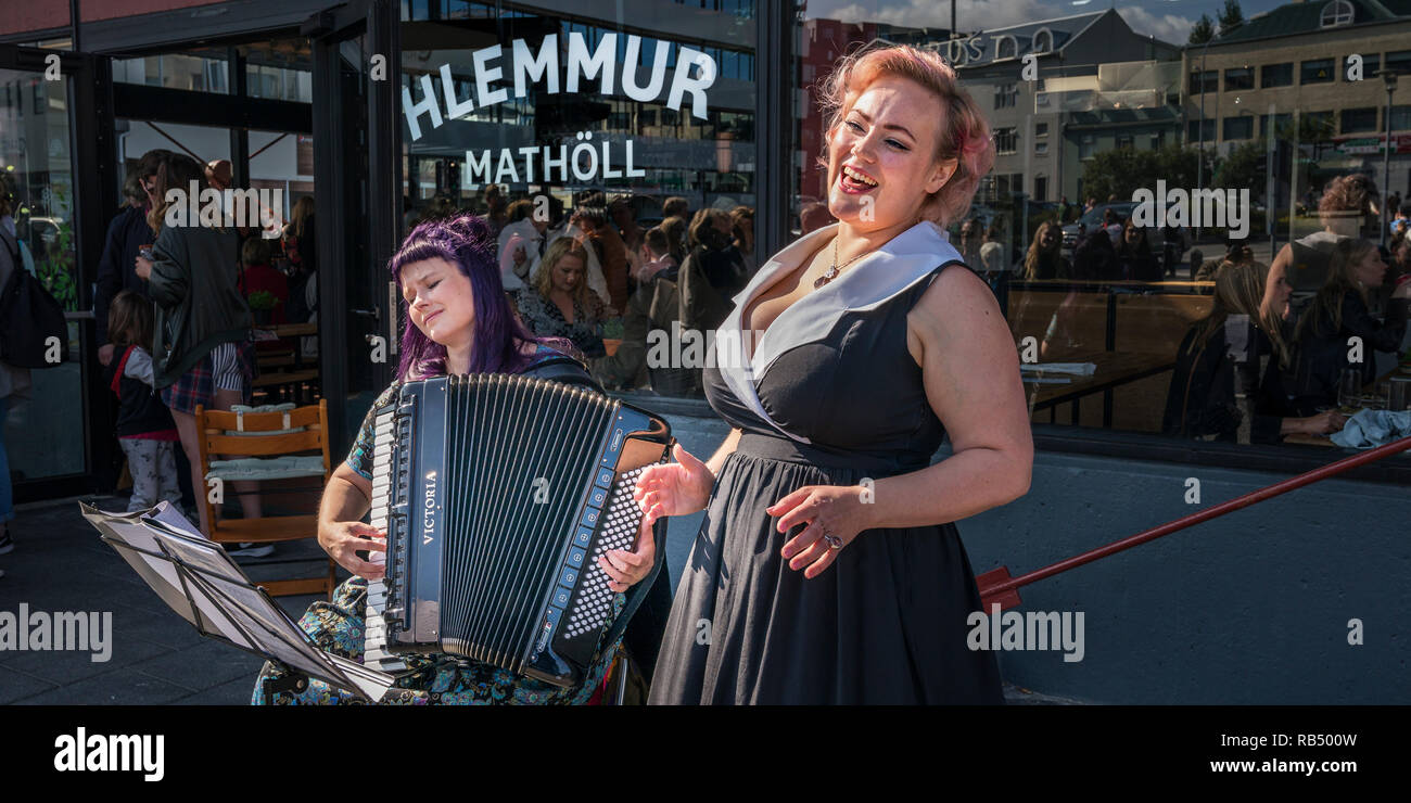 À jouer de l'accordéon et chant, Summer Festival, Journée Culturelle, Reykjavik, Islande Banque D'Images