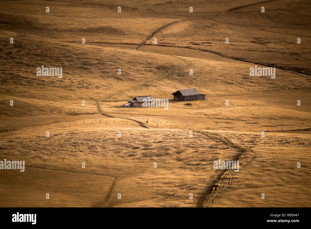 L'Italie, le Tyrol du Sud - 1 novembre 2017. Des sentiers de randonnée et de montagne cabons dans le paysage sec de la zone Alpe di Siusi de Tyrol du Sud. Banque D'Images