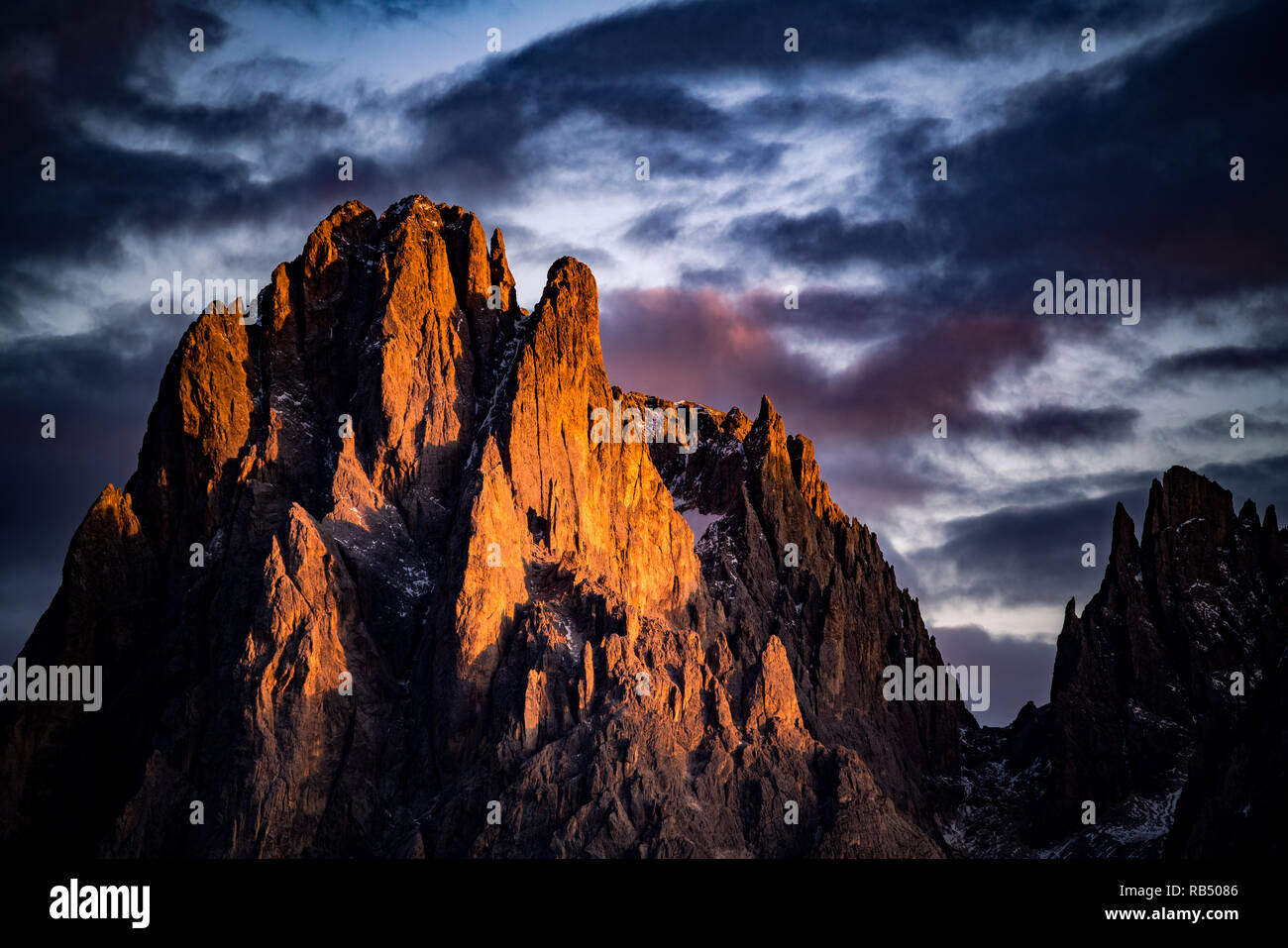 L'Italie, le Tyrol du Sud - 1 novembre 2017. Soleil du soir sur la vallée à l'Alpe di Siusi avec ses montagnes rocheuses. Banque D'Images