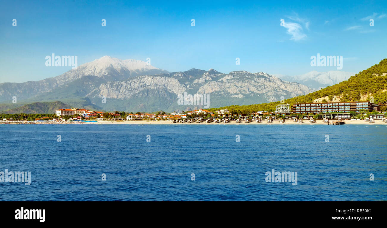 Voir l'impressionnante côte avec de belles montagnes au milieu de villégiature en Méditerranée Banque D'Images
