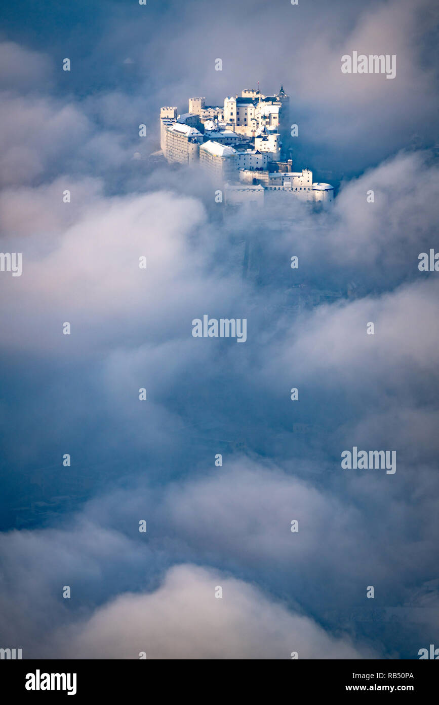 Bird's Eye View de la château de Hohensalzburg sur la Festungsberg à Salzbourg, Autriche. Banque D'Images