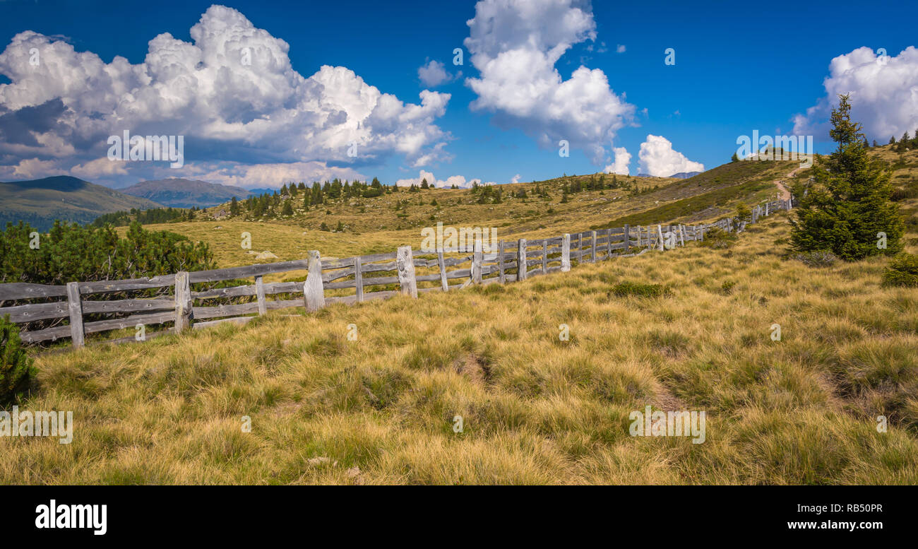 Vallée Sarntal - Vallée de Sarentino - paysage dans le Tyrol du Sud, Italie du nord, l'Europe. Paysage d'été avec ciel bleu et nuages Banque D'Images