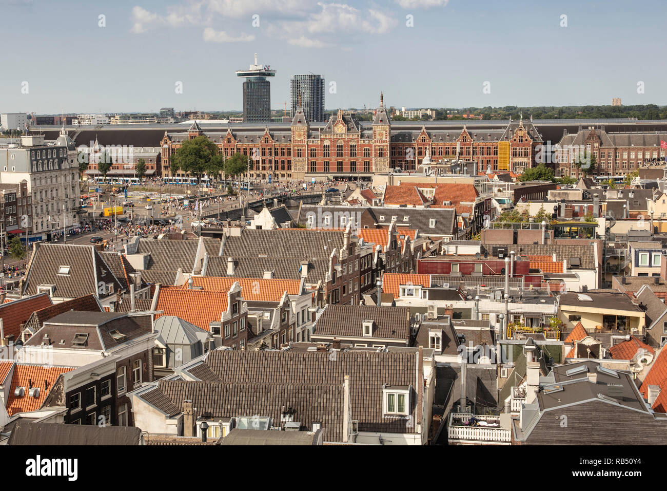 Les Pays-Bas, Amsterdam, Vue du toit de l'ancienne église. Contexte A'dam Tower et la gare centrale. Banque D'Images