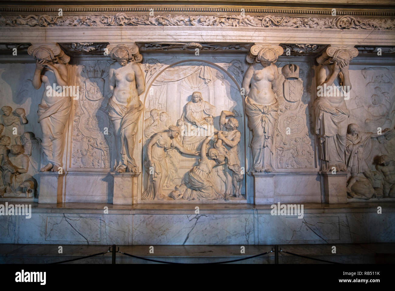 Les Pays-Bas, Amsterdam, de la Place Dam. Palais Royal. L'intérieur. Sculpture intitulée Tribunal. Banque D'Images