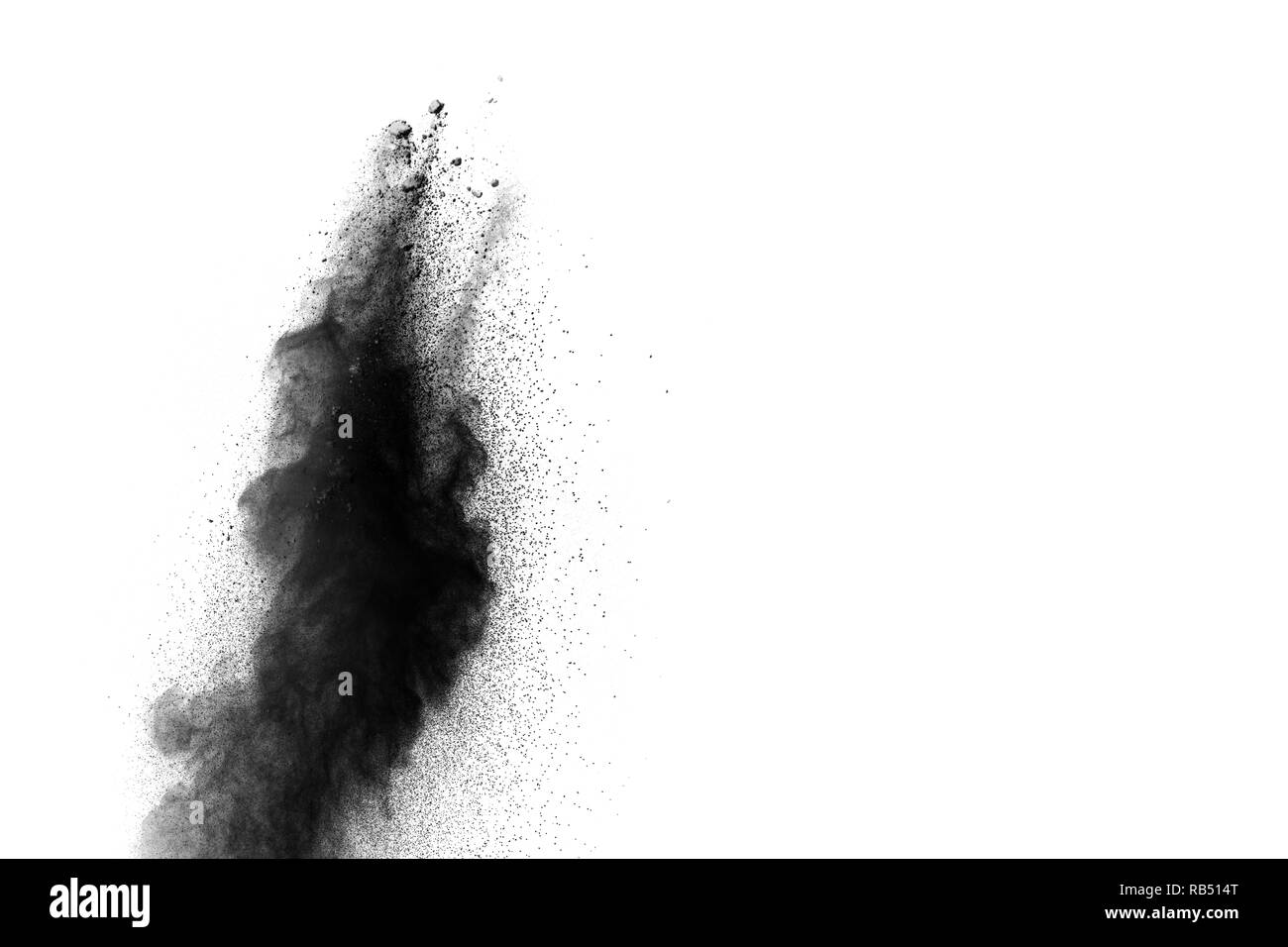 Explosion de la poudre noire à l'arrière-plan blanc. Des particules de poussière de charbon de exhaie dans l'air. Banque D'Images