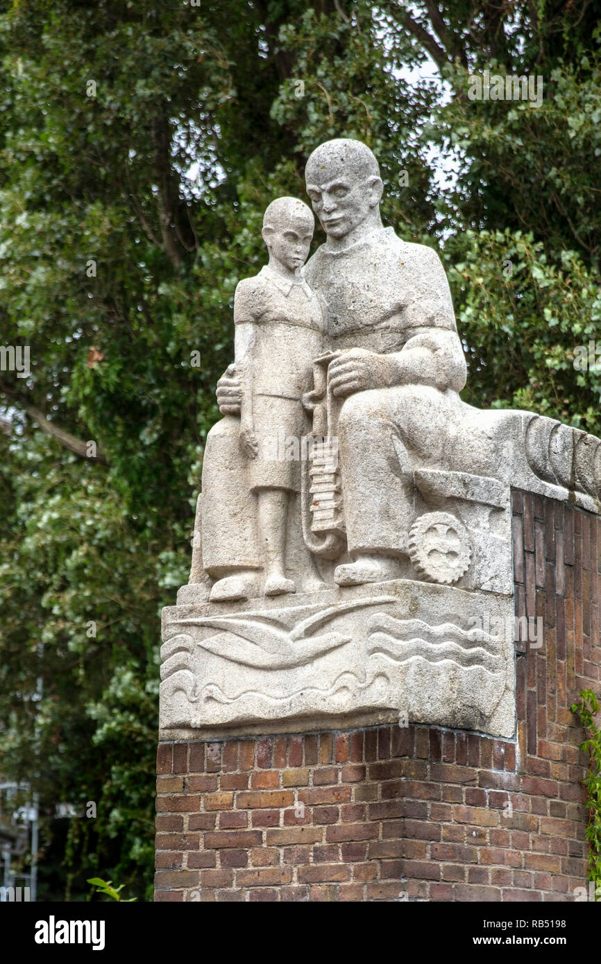 Les Pays-Bas, Amsterdam, la sculpture par Hildo Krop (1884-1970), un sculpteur néerlandais et designer de meubles, largement connu comme la ville de sculpteur Amsterd Banque D'Images