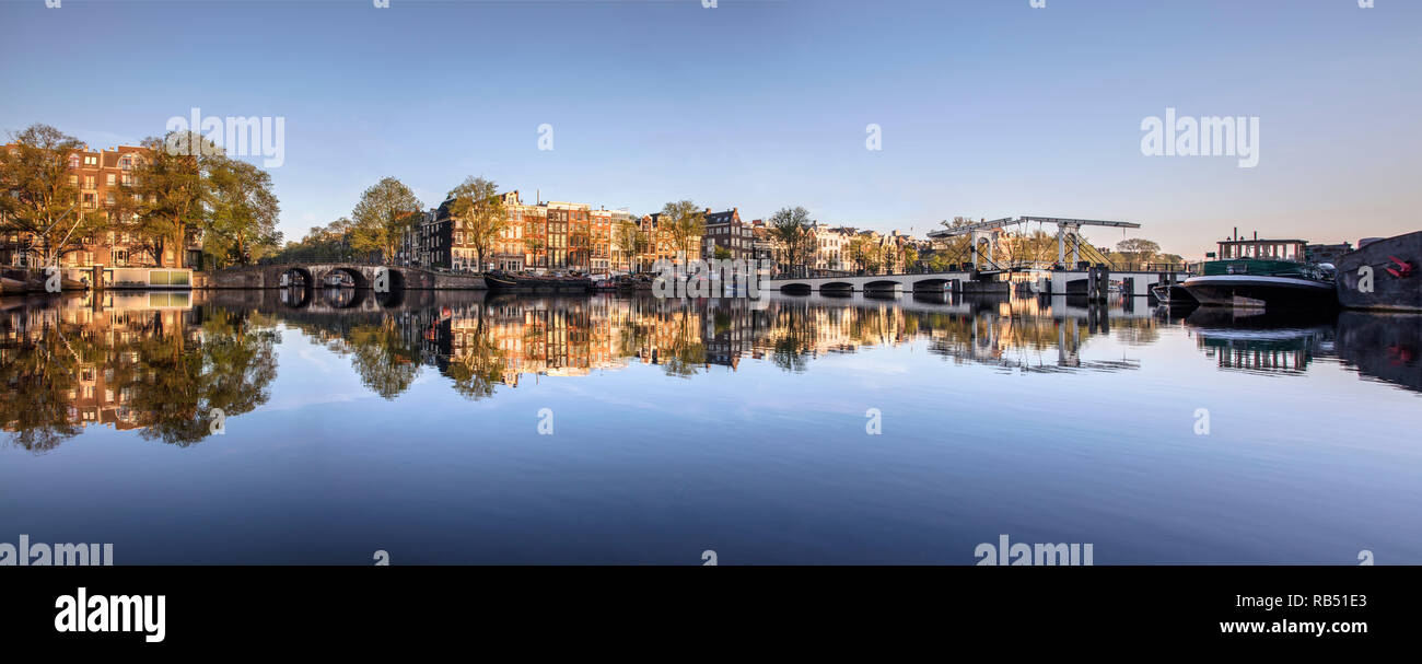 Les Pays-Bas, Amsterdam, Amstel et Skinny Bridge. Vue panoramique. Banque D'Images