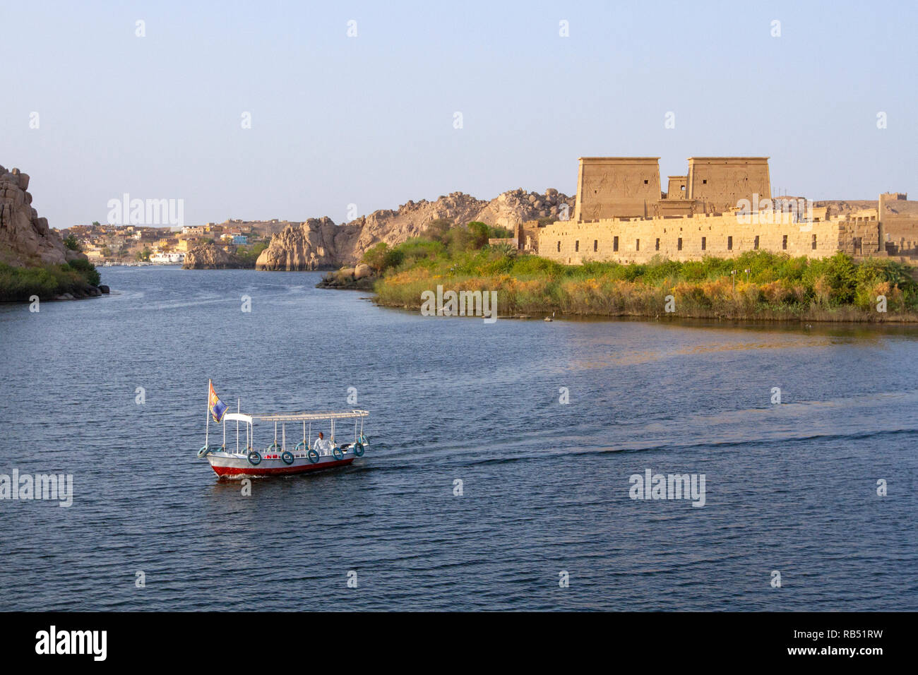 Bateau traversant le Nil avec temple de philae en arrière-plan. Banque D'Images