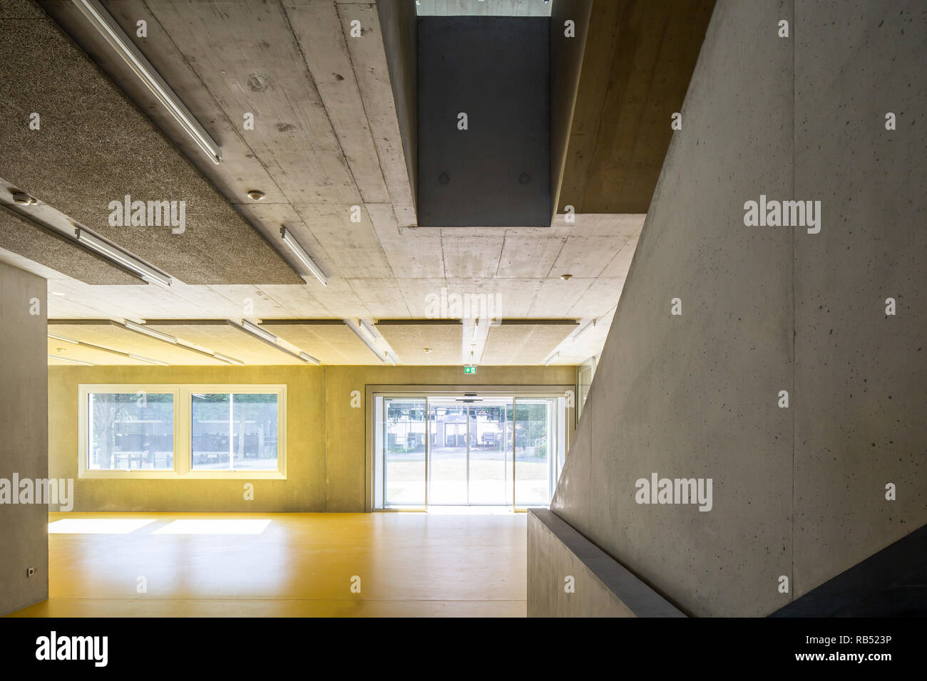 Escalier du rez-de-chaussée avec entrée principale. Centre de recherche informatique, Université Stuttgart Vaihingen, Vaihingen, Allemagne. Architecte : Hartwig sch Banque D'Images