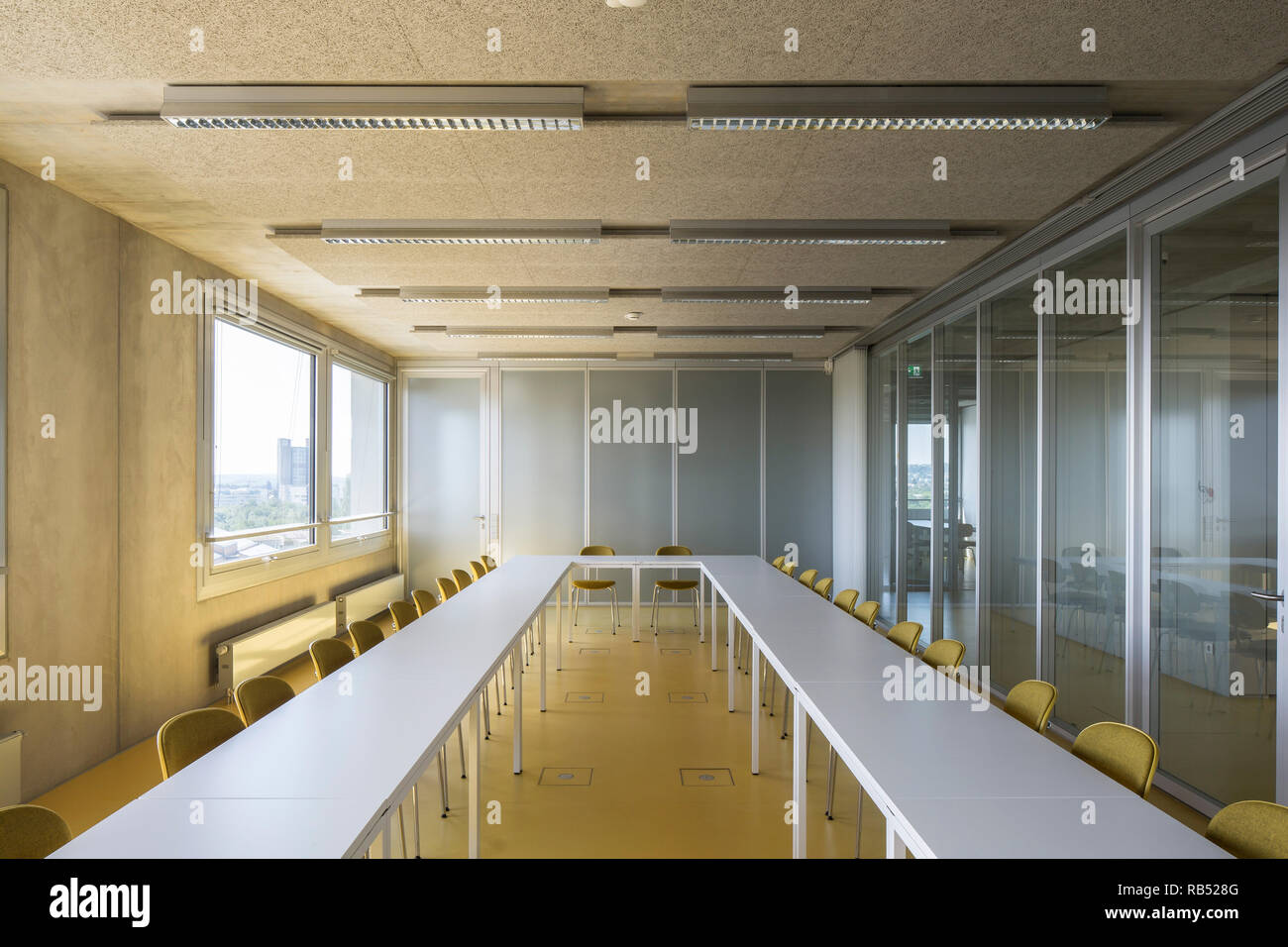 Salle de séminaire et réunion. Centre de recherche informatique, Université Stuttgart Vaihingen, Vaihingen, Allemagne. Architecte : Hartwig schneider architekte Banque D'Images