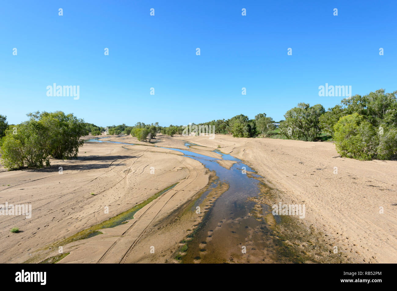 Avis de Einasleigh River pendant la saison sèche, vu de H.L. (Bib) Loudon Pont entre Mt Surprise et Georgetown, Savannah Way, Queensland, Queensland, Banque D'Images