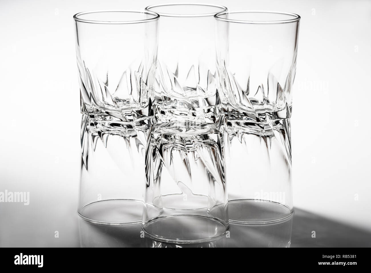 Groupe des gobelets en verre avec un lourd, massif et design. Banque D'Images