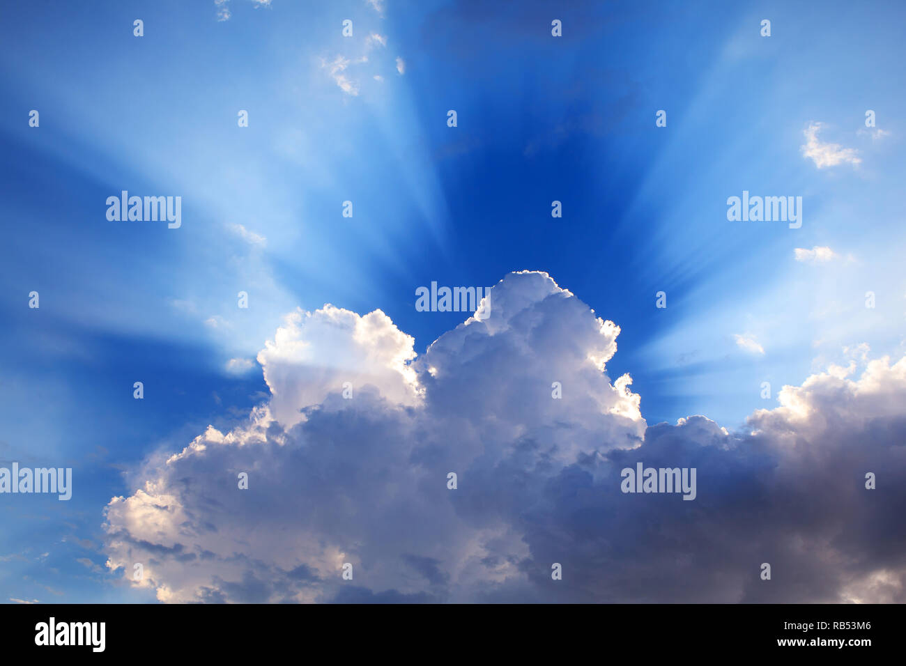 Masquer les nuages soleil clair on blue sky Banque D'Images