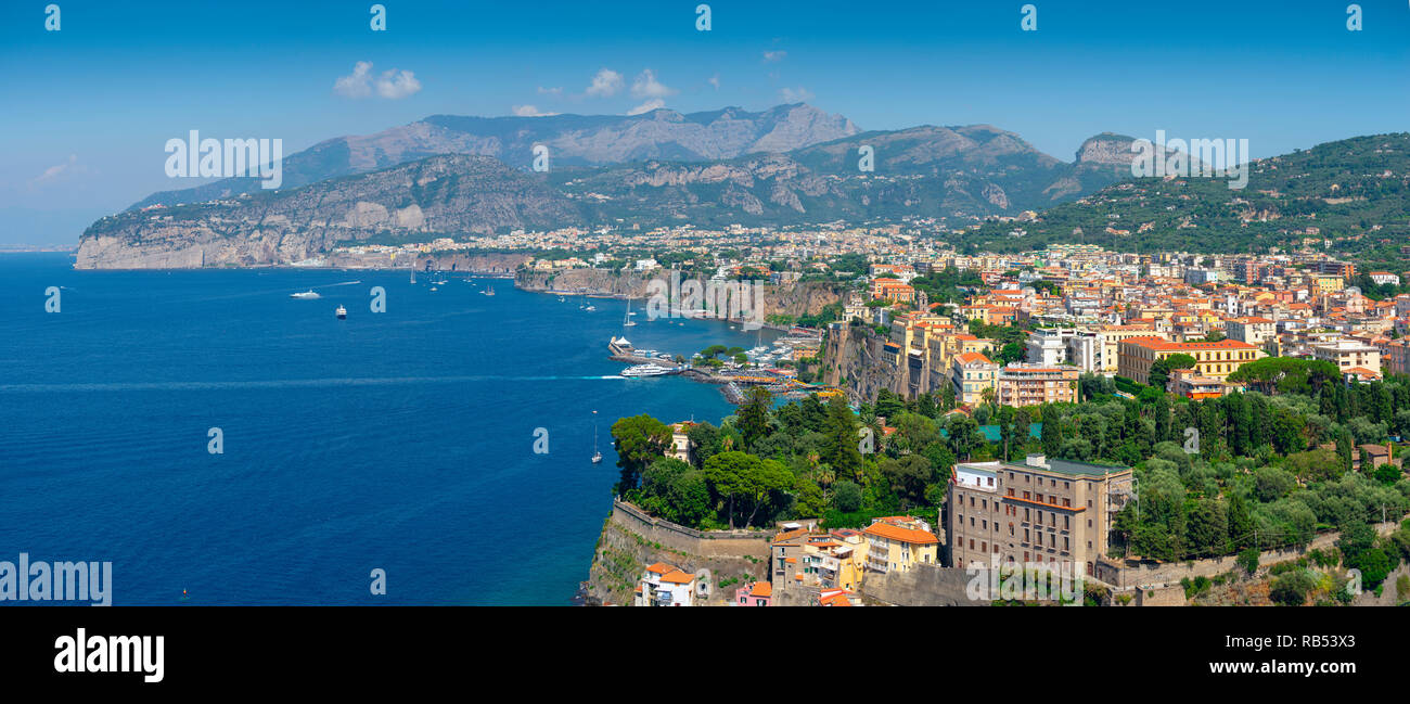 Un après-midi d'été en été, le soleil brille sur Sorrente, assis sur les hautes falaises et surplombant la baie de Naples Banque D'Images