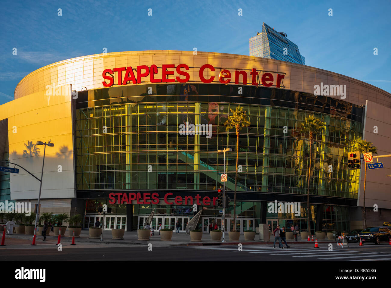 STAPLES Center est une salle omnisports arena dans le centre-ville de Los Angeles, en Californie, de l'accueil et la Lakers LA Clippers de la NBA. Banque D'Images