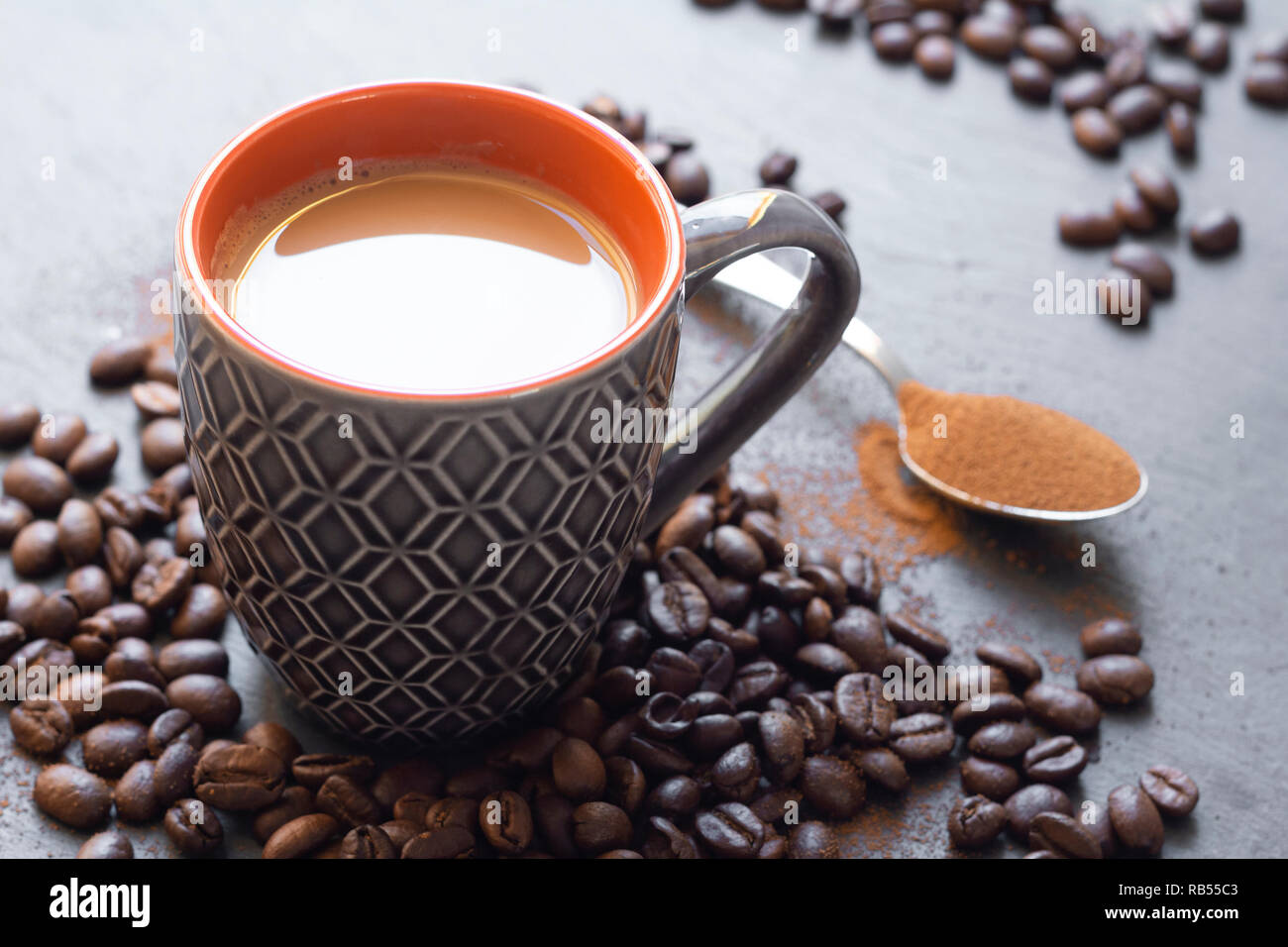 Tasse de café avec café en grains Banque D'Images