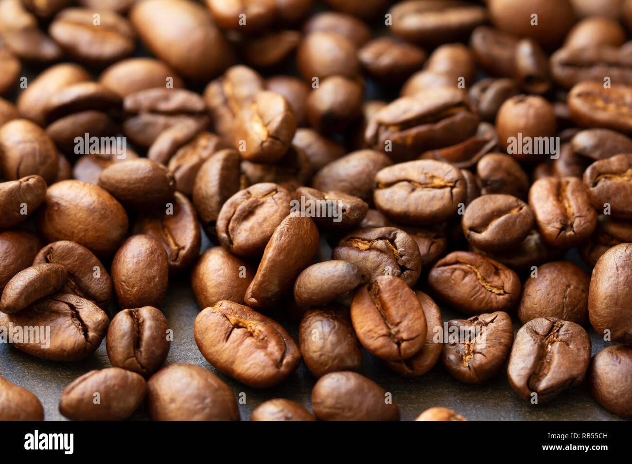 Les grains de café torréfiés closeup Banque D'Images