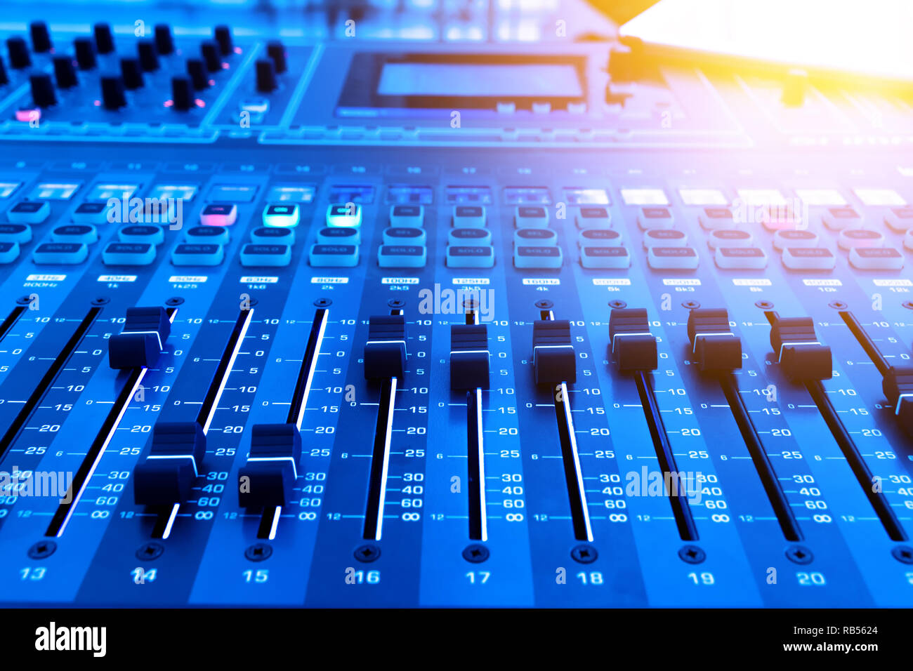 Studio professionnel audio console de mixage du son d'une carte avec l' enregistrement , faders et boutons de réglage,TV équipement. Ton bleu et de  close-up avec l'image Photo Stock - Alamy