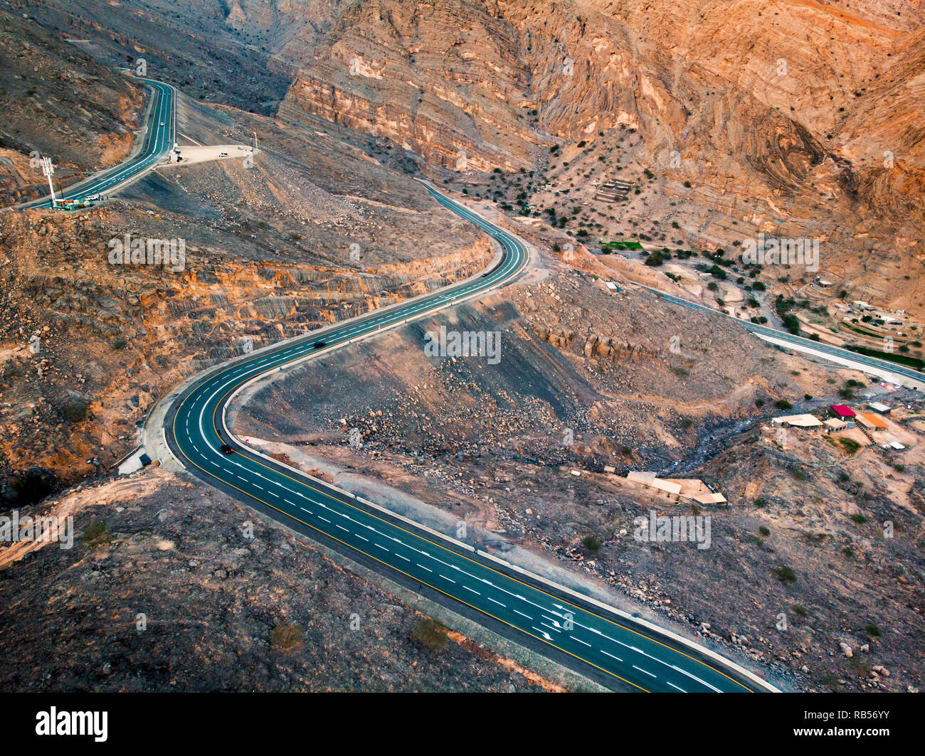 Djebel Siae désert sinueuse route de montagne dans les Émirats Arabes Unis Banque D'Images