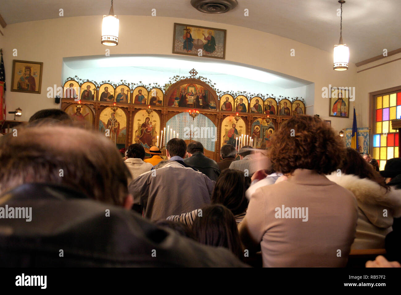Des gens priant dans l'Église orthodoxe de l'est à Cleveland, OH, États-Unis Banque D'Images