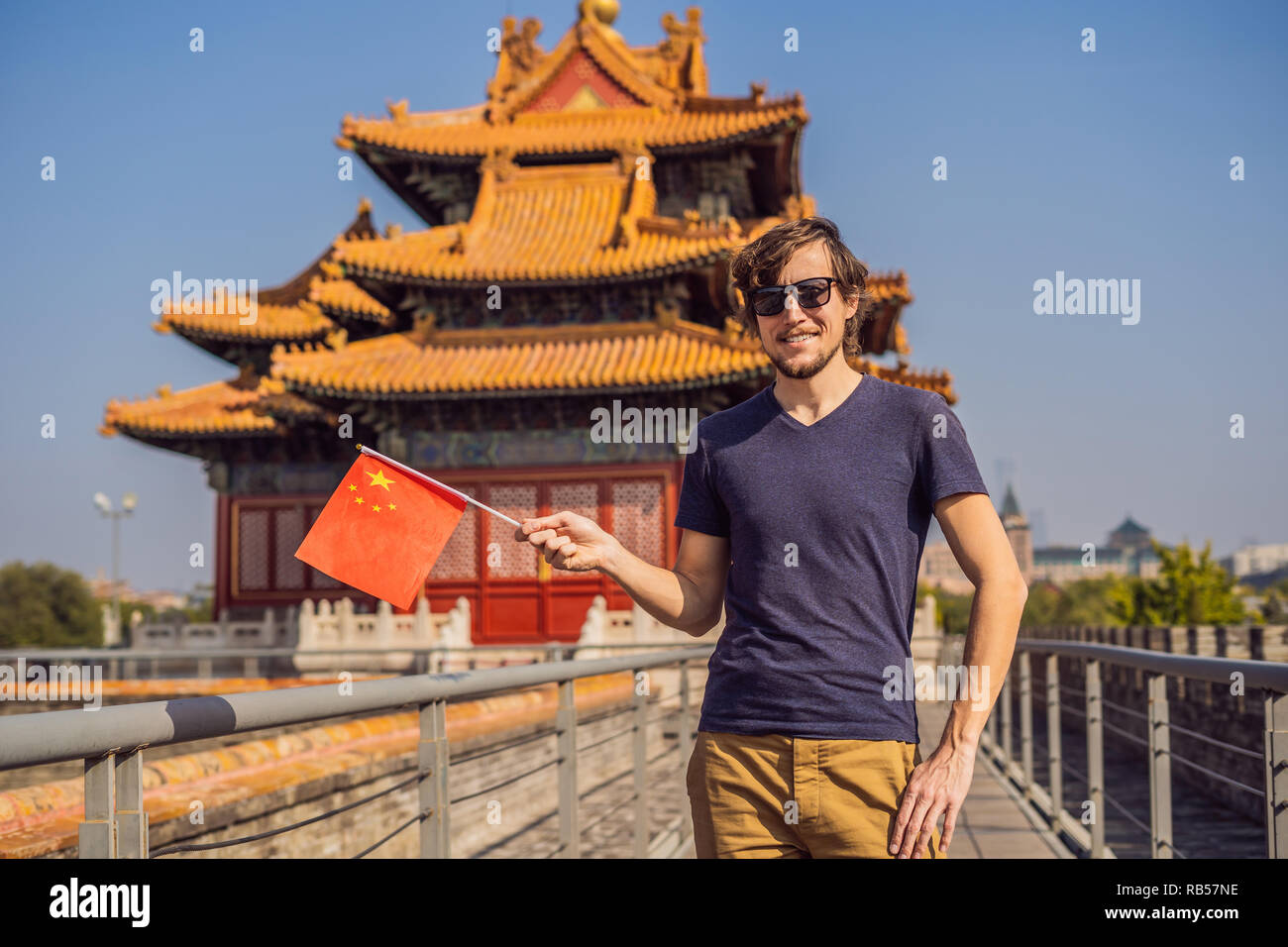 Profiter de vacances en Chine. Jeune homme avec les drapeau chinois dans la  Cité Interdite. Voyage en Chine concept. Visa de transit de 72 heures, 144  heures en Chine Photo Stock - Alamy