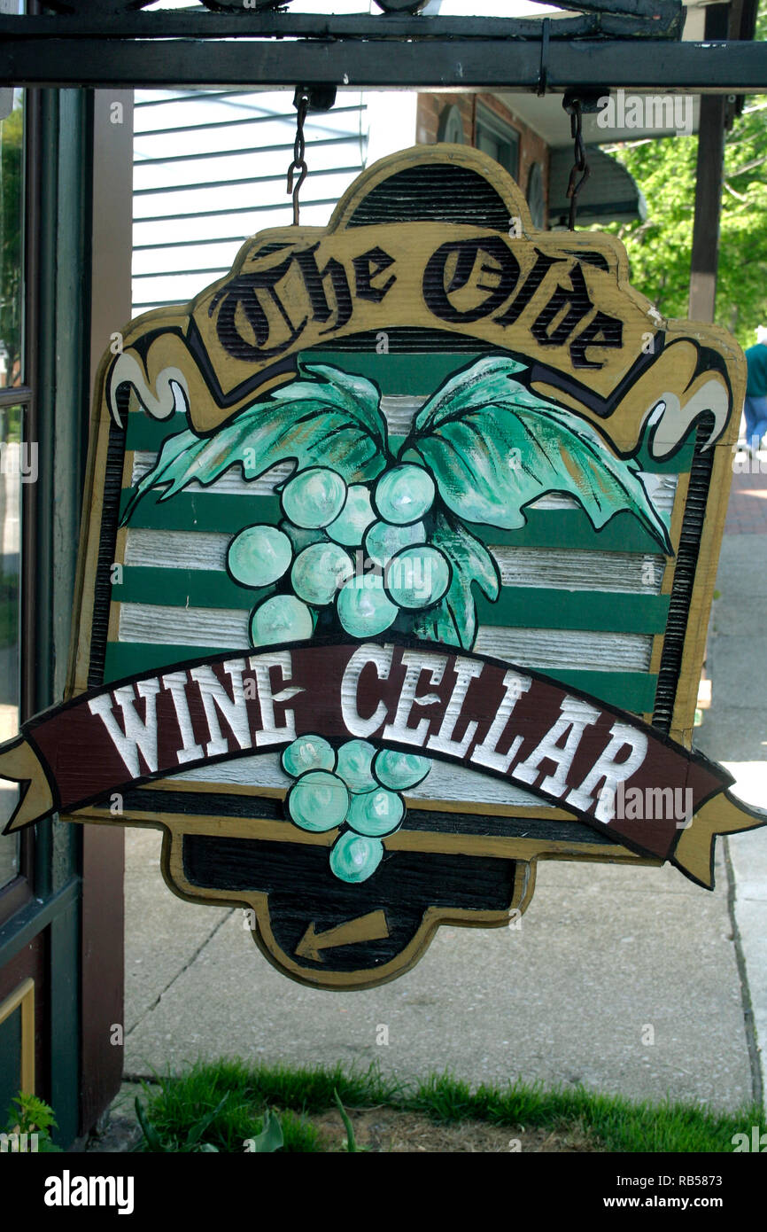 Olmsted Falls, Ohio, États-Unis. Logo de la boutique Olde Wine Cellar. Banque D'Images