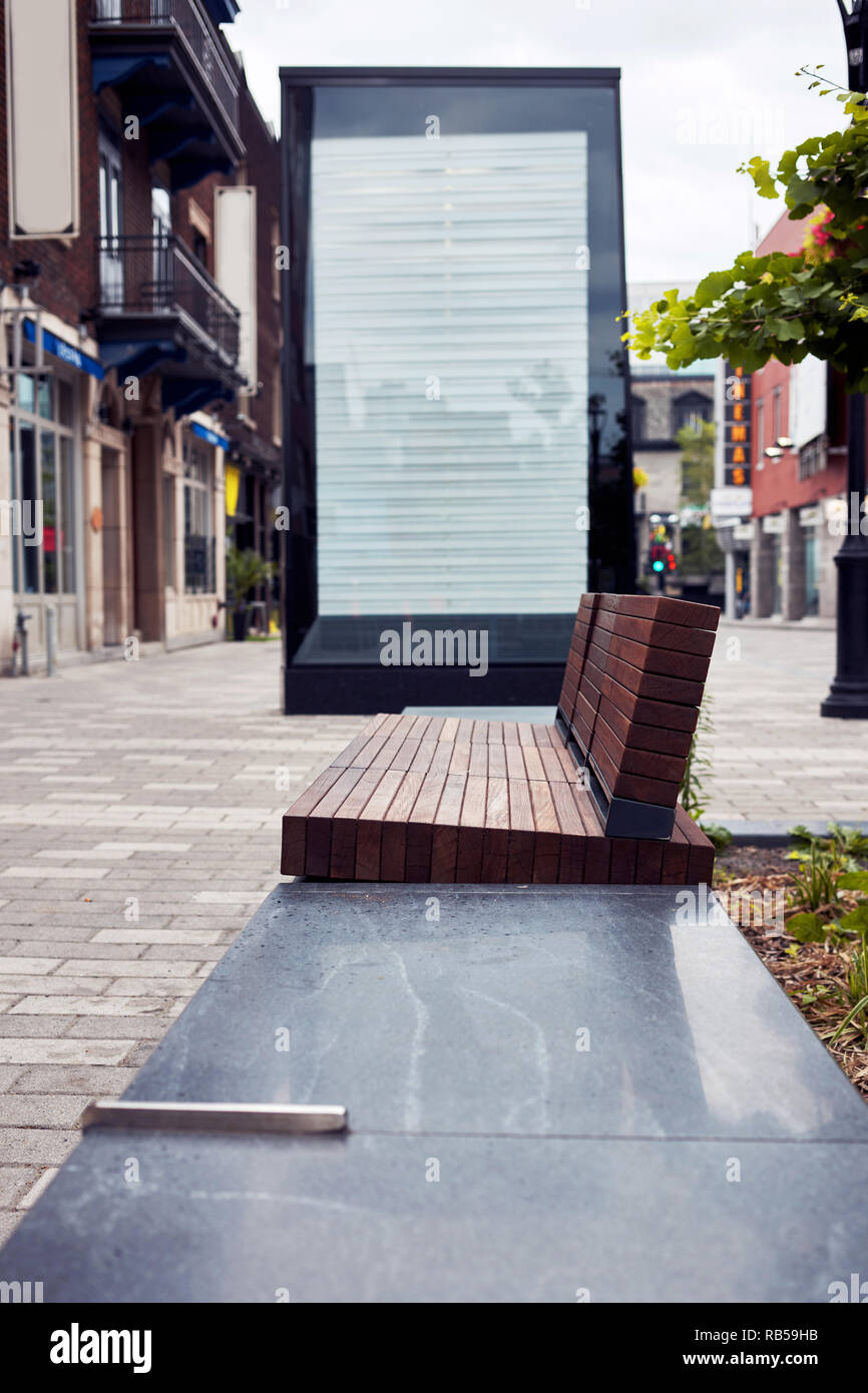 Brun moderne banc en bois et panneaux vide sur le trottoir Banque D'Images