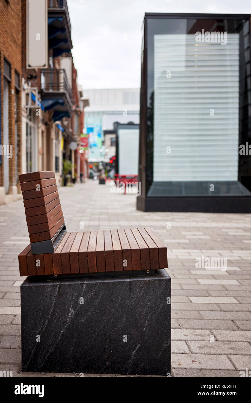 Brun moderne banc en bois et panneaux vide sur le trottoir Banque D'Images