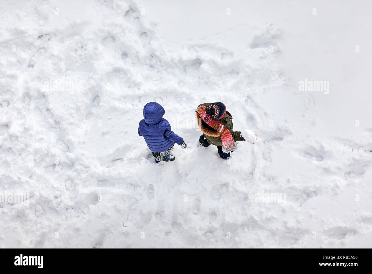 Vue aérienne au-dessus de deux petits enfants jouer dans la neige Banque D'Images