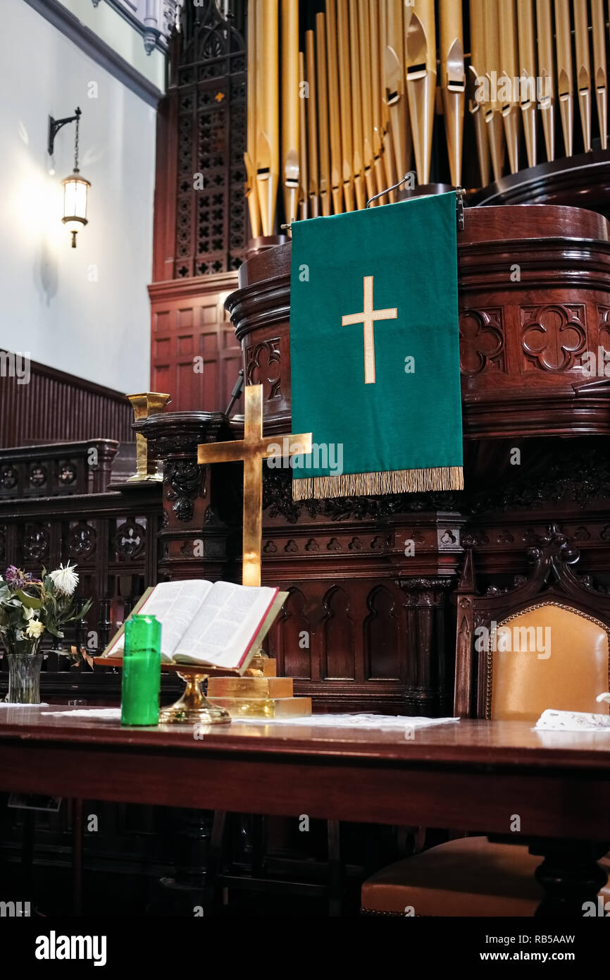 Intérieur de l'Église Unie Saint-james à Montréal, Québec, Canada. L'autel, bougies, la sainte bible, croix et tribune. Banque D'Images