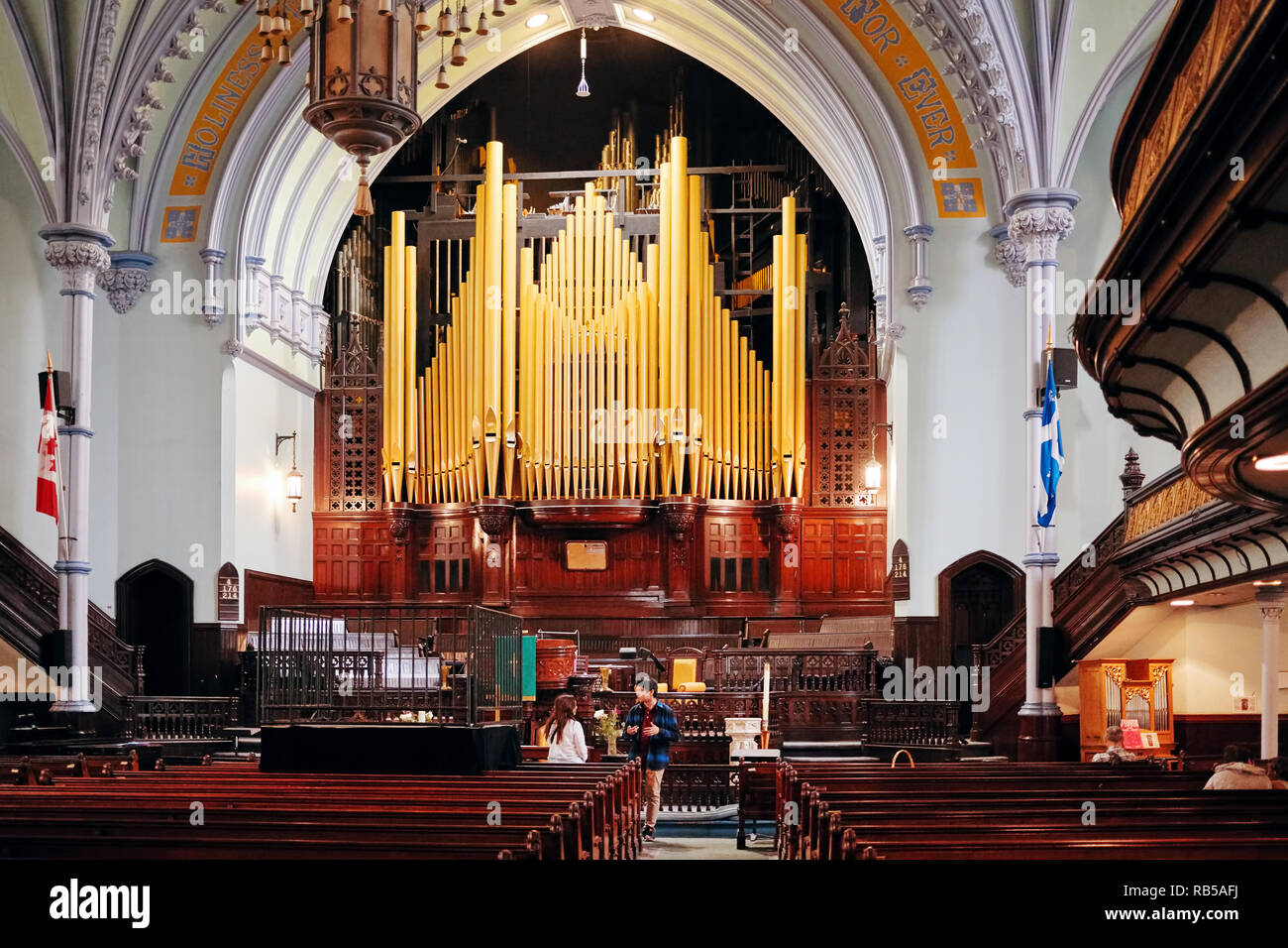 Montréal, Canada - Juin 2018 : Intérieur de l'Église Unie Saint-james à Montréal, Québec, Canada. Une personne qui parle des hommes et des femmes devant l'autel. Banque D'Images