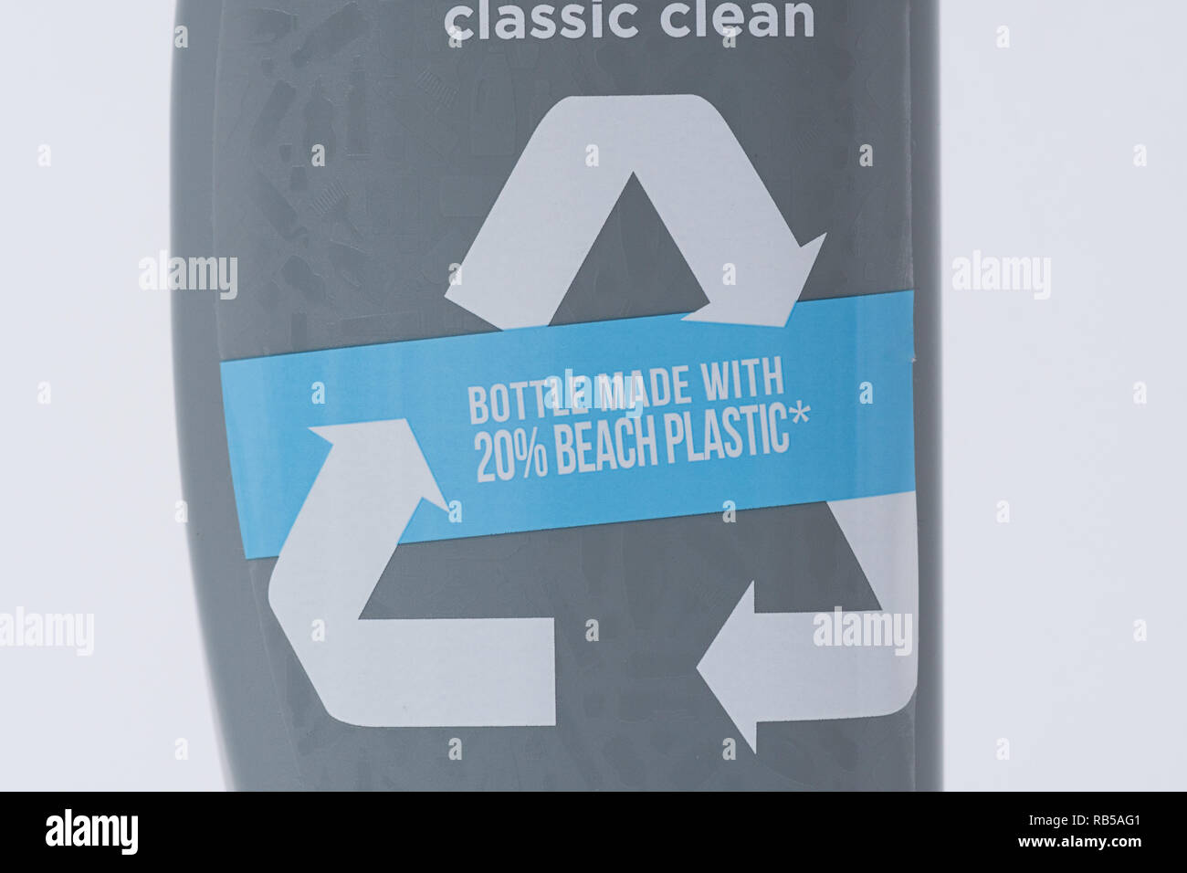 Tête et épaules bouteille de shampoing à base de 20 % de plastique recyclé beach Banque D'Images