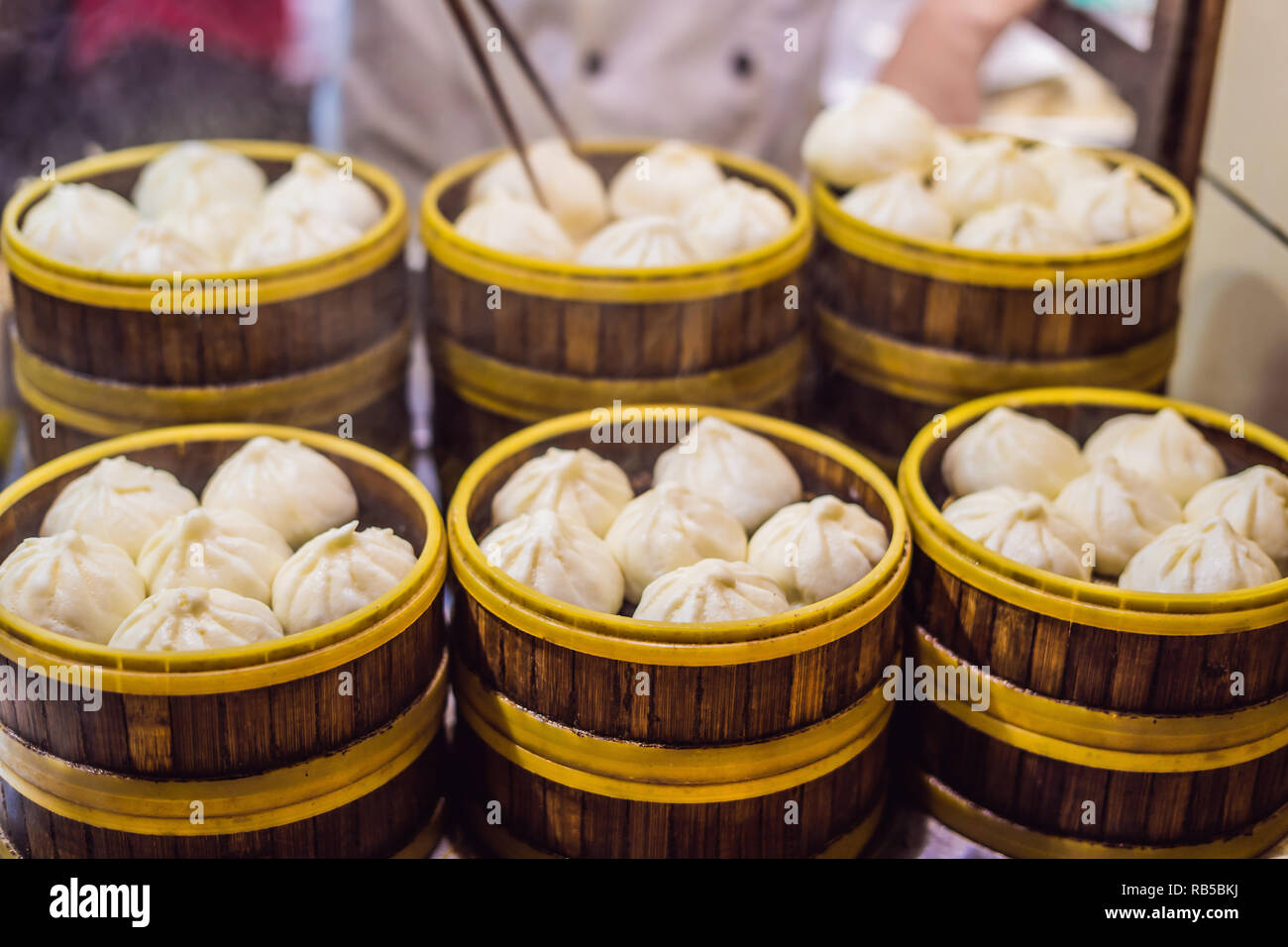 En vente au stand de l'alimentation de rue spécialité chinoise boulettes à la vapeur à Beijing, Chine Banque D'Images