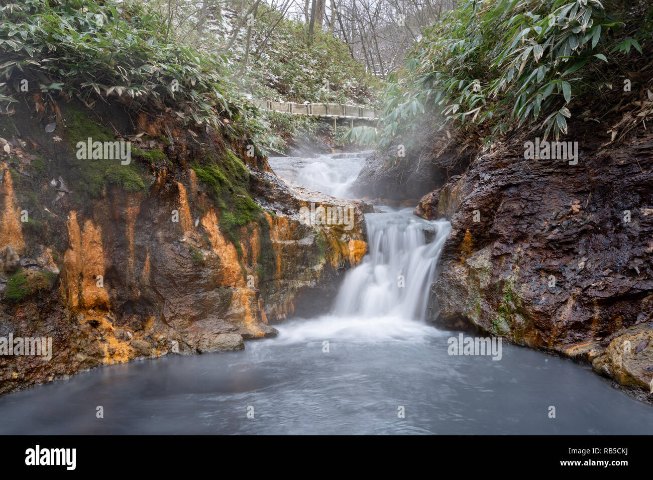 Oyunoma pied baignoire naturelle dans Jigokunadi Noboribetsu, Japon Banque D'Images