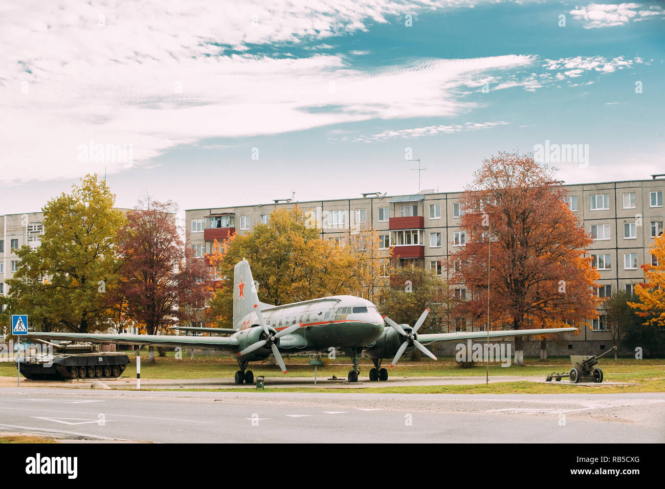 Begoml, région de Vitebsk, en Biélorussie. Avion Il-14 est partisan de l'Aérodrome de Monument 20e siècle près de Musée de la gloire nationale. Banque D'Images