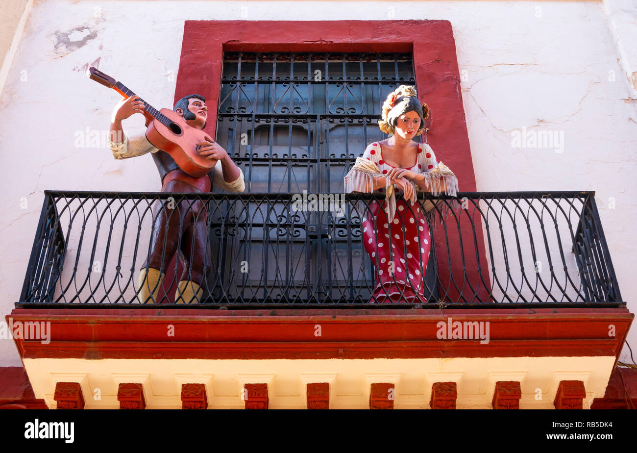 Mannequins flamenco sur le balcon d'un club à Séville, Espagne Banque D'Images