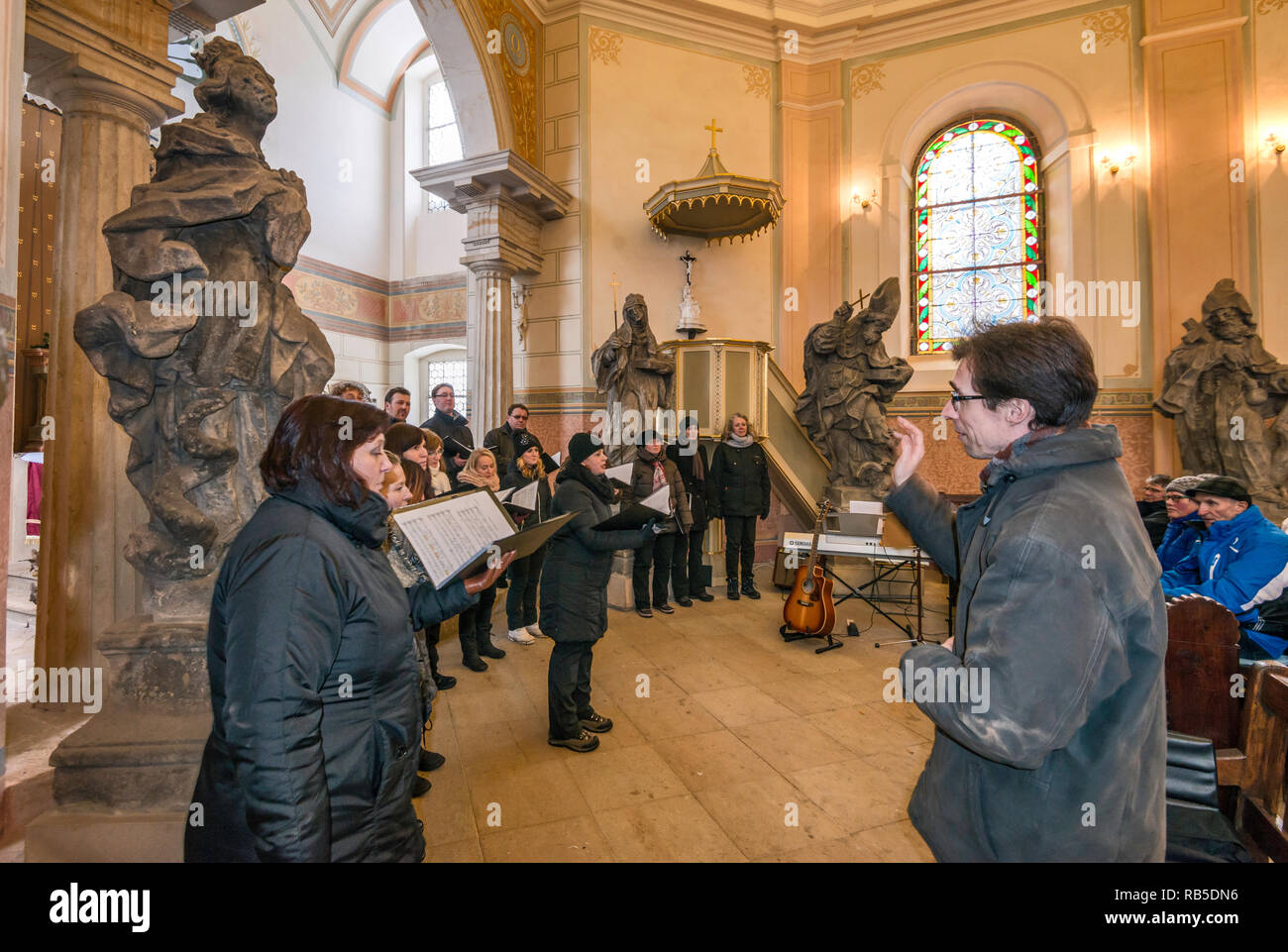 Petit choeur de chants religieux dans la saison de Noël à l'église, ruines du château Valdštejn à Český ráj (du Paradis tchèque, République Tchèque) Banque D'Images