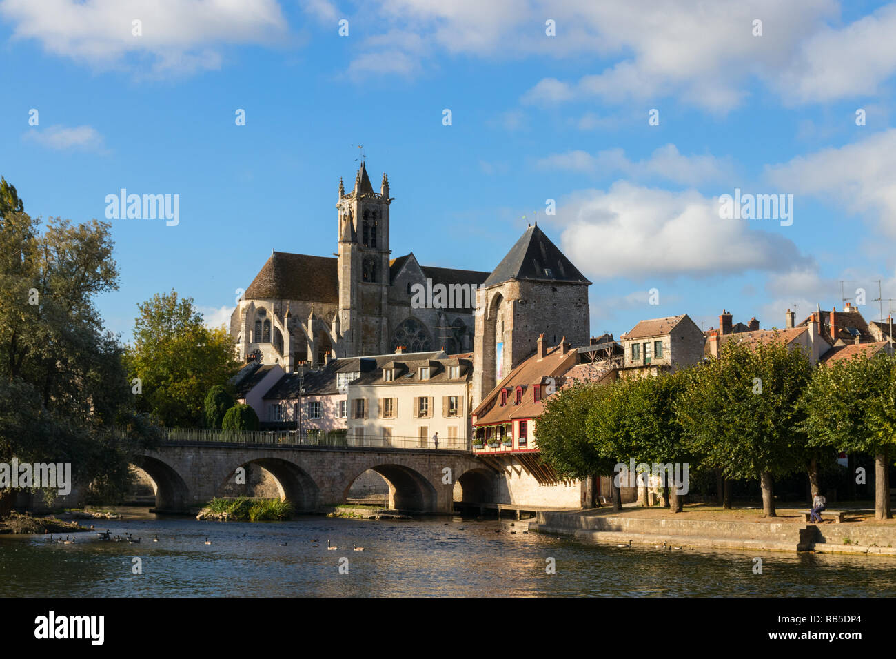 Vue de Moret-sur-Loing avec le pont sur la rivière Loing, porte de Bourgogne  et l'église Notre Dame sur une journée ensoleillée. Ile de France, France  Photo Stock - Alamy