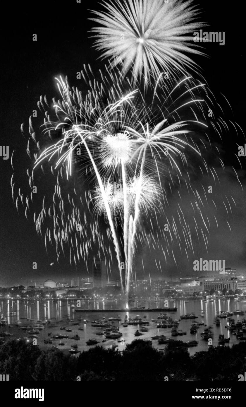Boston, 4 juillet Célébration d'artifice sur la Charles River à Boston MA USA des années 1990, photo de Bill belknap Banque D'Images