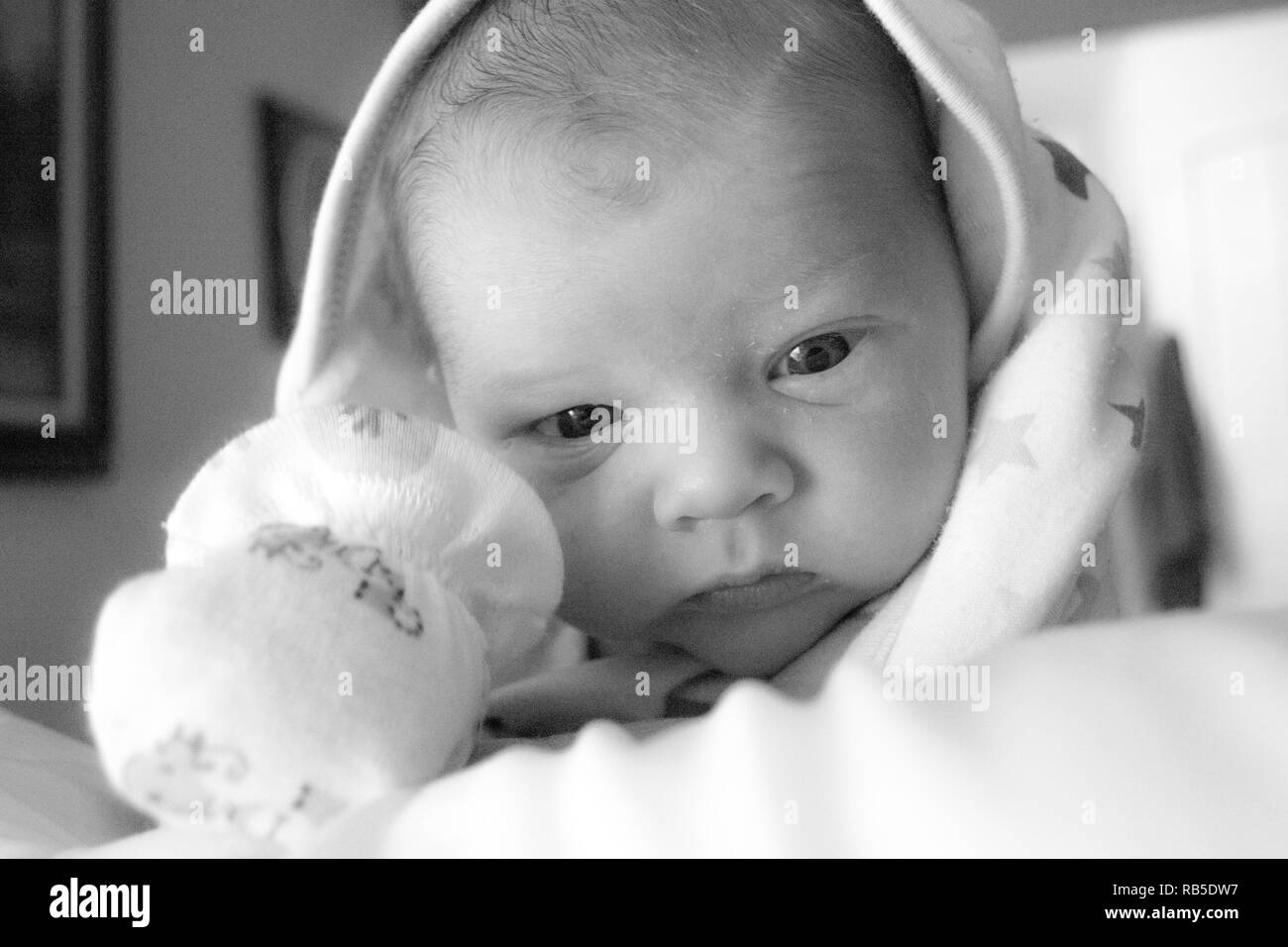 Bébé nouveau-né en noir et blanc Banque D'Images