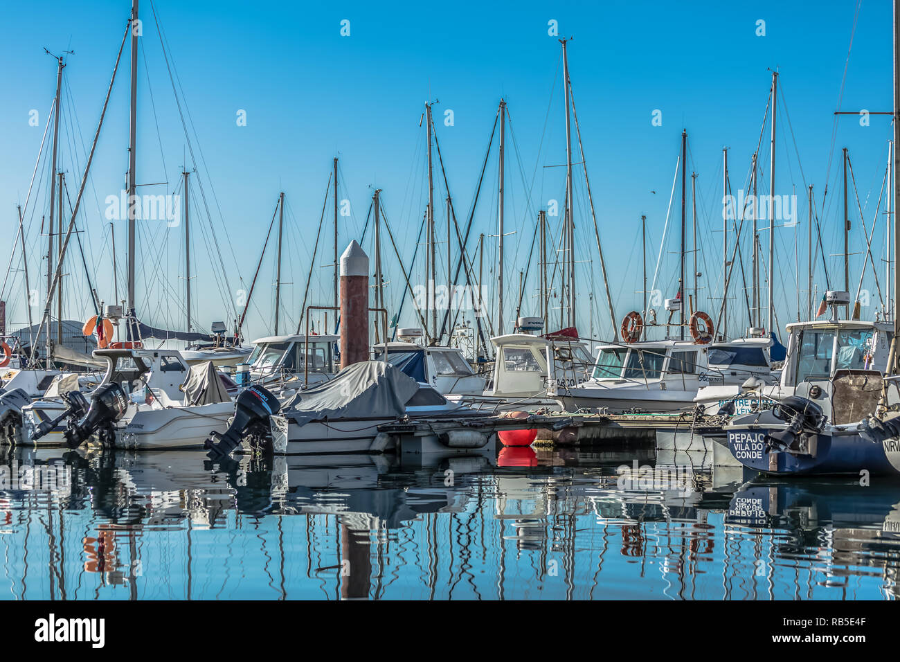 Porto / Portugal - 10/02/2018 : Avis de plaisance et des bateaux privés dans marina Leca da Palmeira... Banque D'Images