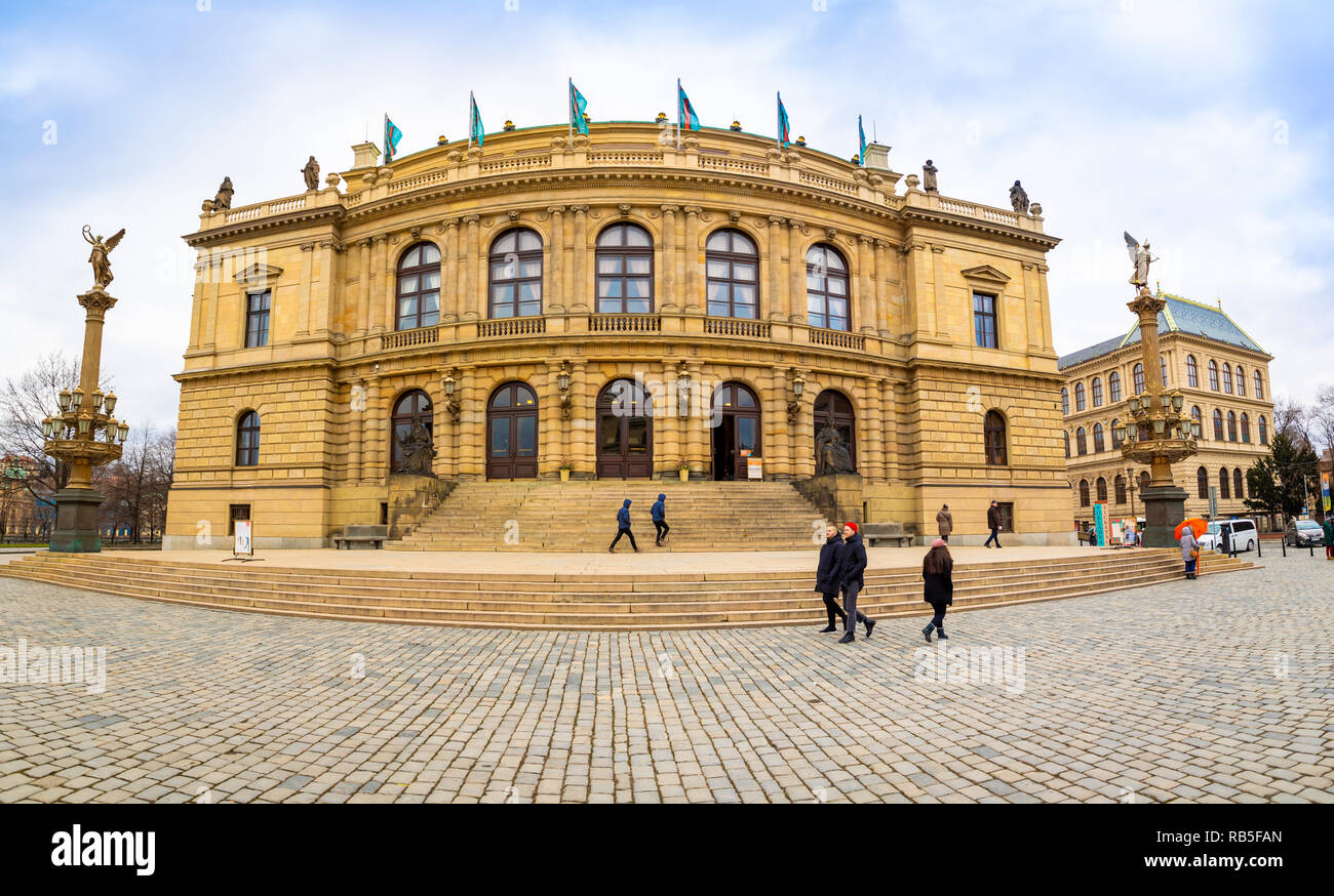 Prague, République tchèque - 6.01.2019 : bilding historique du Rudolfinum à Prague en journée d'hiver en République Tchèque Banque D'Images