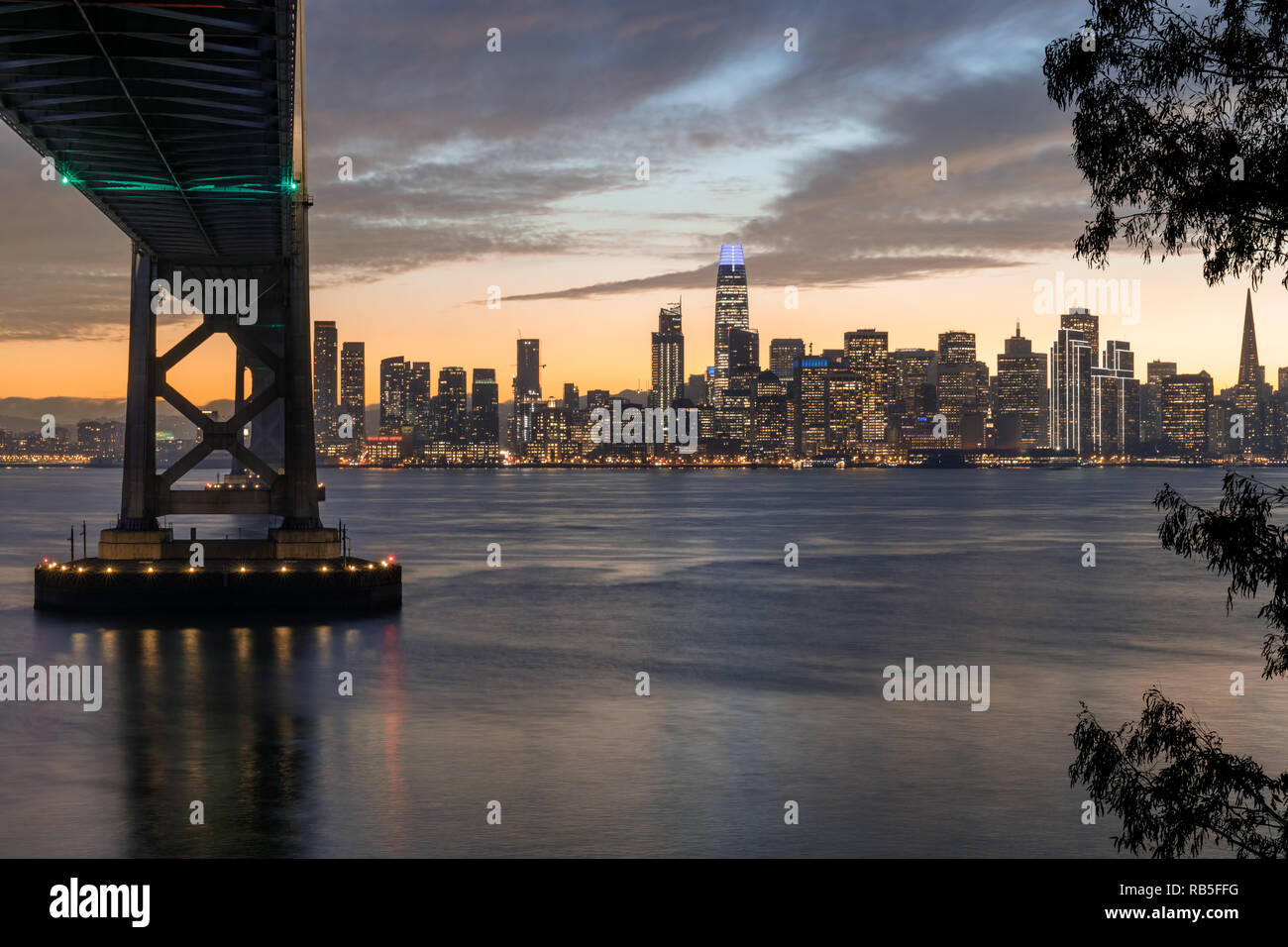 Sous le pont. Crépuscule d'hiver sur le Bay Bridge et l'horizon de San Francisco. Banque D'Images