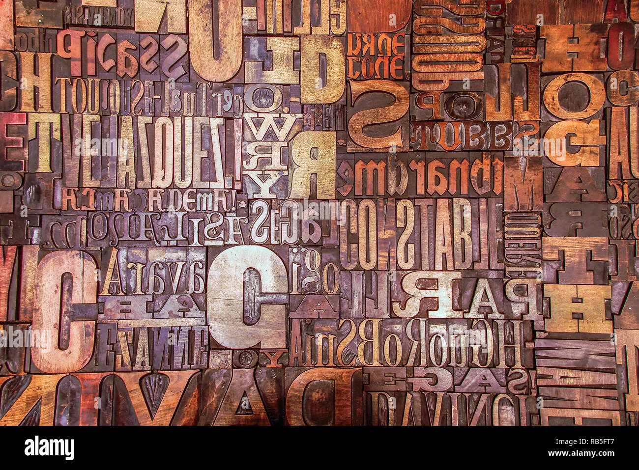 Imprimer des lettres de l'alphabet en miroir des caractères Photo Stock -  Alamy