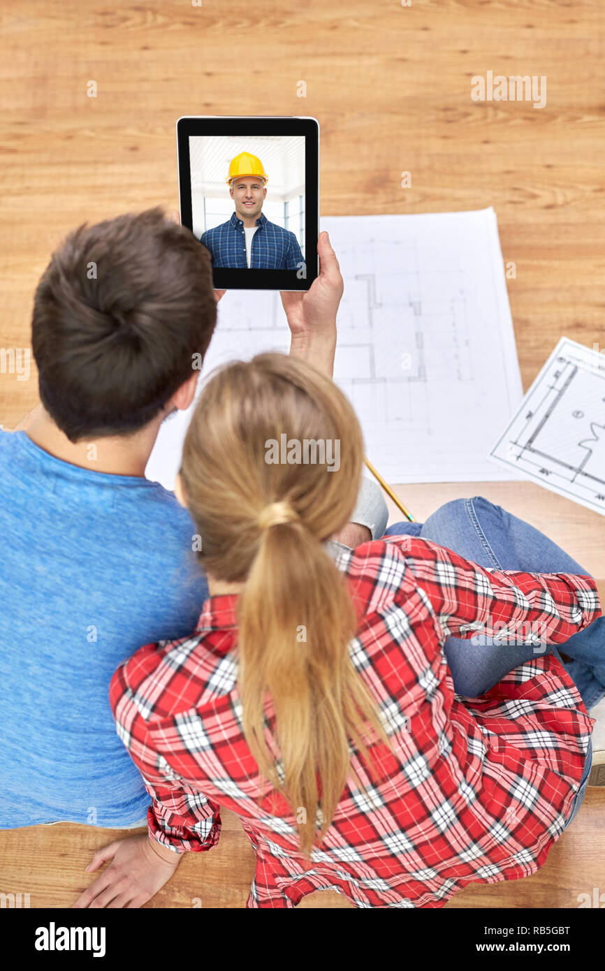 Couple having appel vidéo avec builder Banque D'Images