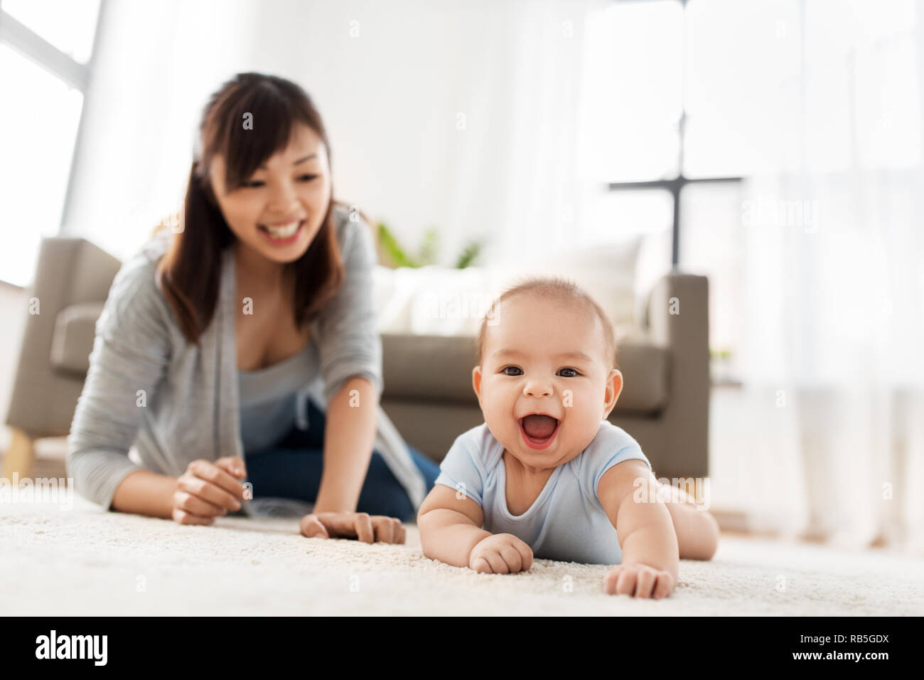 Little asian baby boy avec la mère à la maison Banque D'Images