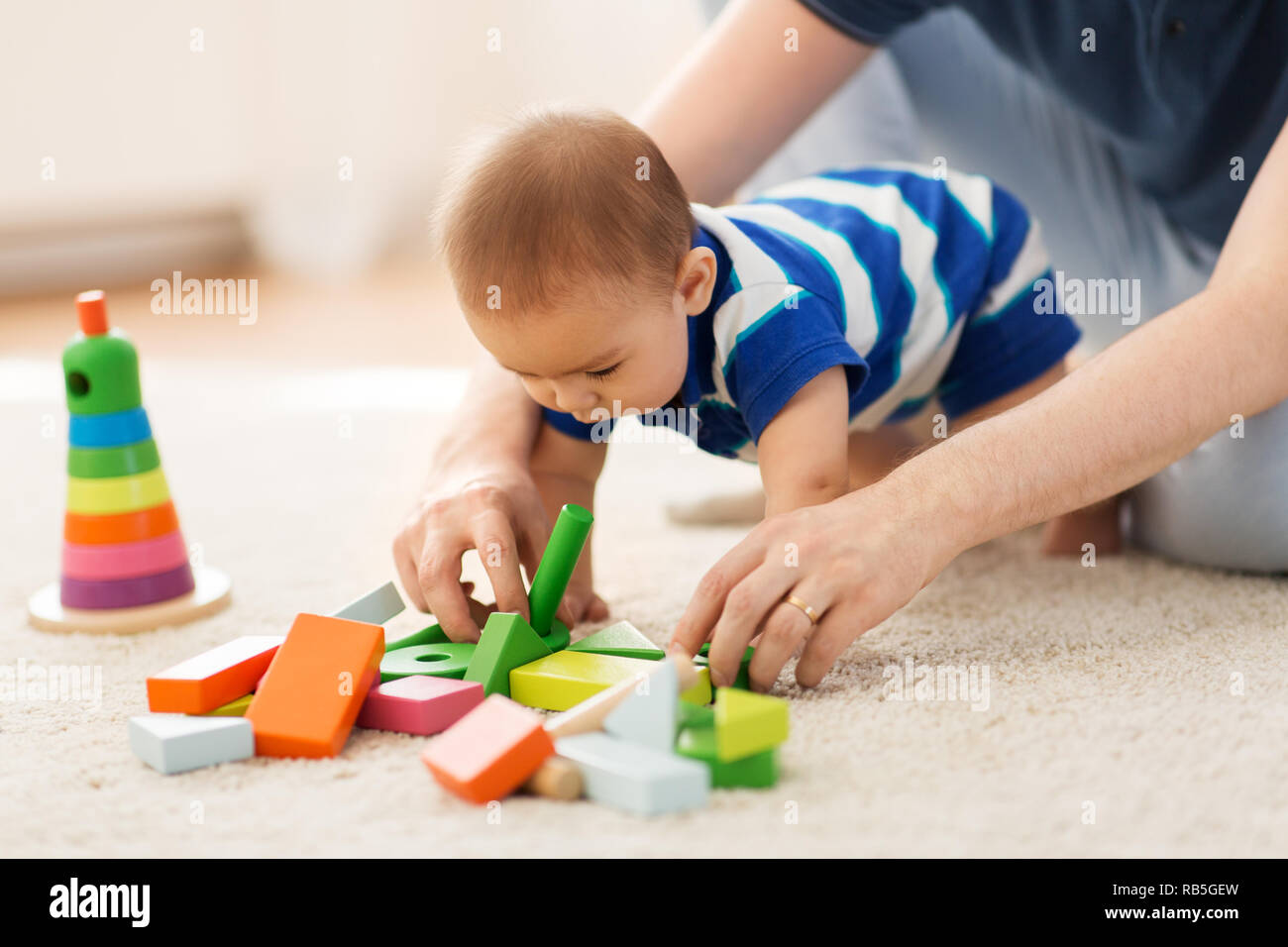 Bébé garçon et père jouant avec des jouets à la maison Banque D'Images