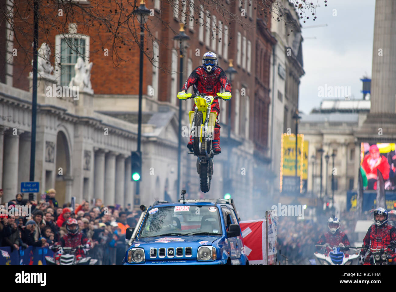 Moto Stunts équipe internationale de démonstration de motos au défilé du nouvel an de Londres. Moto sautant par-dessus une voiture à Whitehall Banque D'Images