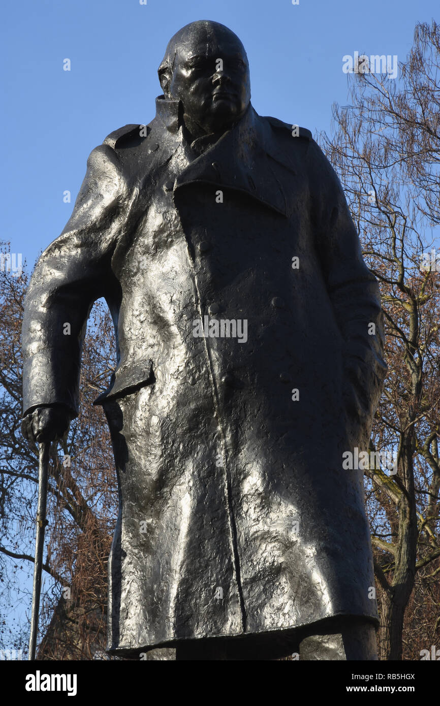 Stature de Winston Churchill par Ivor Roberts-Jones,la place du Parlement, Westminster, London.UK Banque D'Images